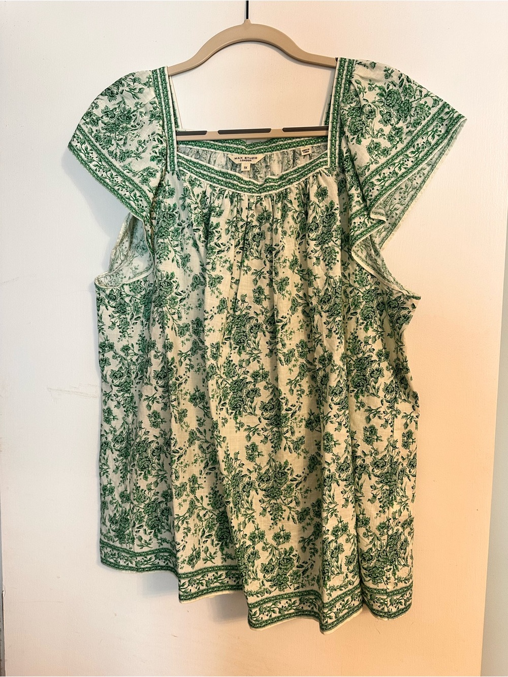 Max Studio Green and White Floral Square-Neck Flutter Sleeve Top